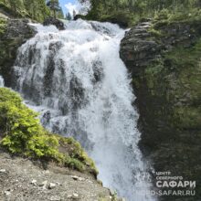 Высокий трехкаскадный водопад — жемчужина летних Хибин и одна из точек на маршруте в квадро-туре «Сафари по Хибинам»