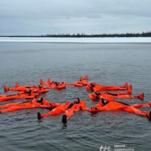 Представьте, вы лежите на воде среди медленно дрейфующих льдин, укутанные в специальный термокостюм.
